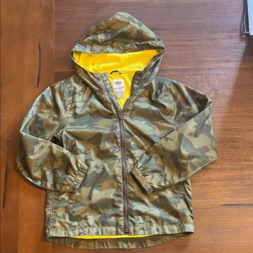 Old Navy Camouflage water resistant wind breaker with soft inside. Like new.